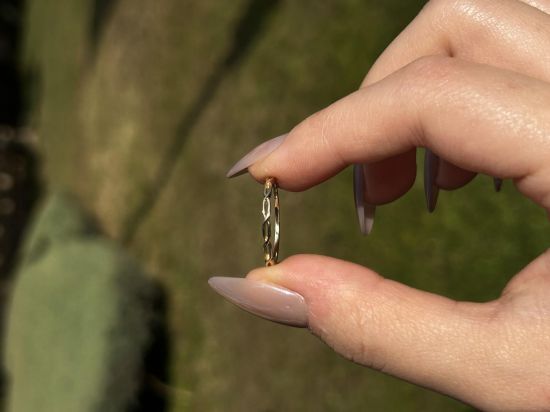 "14 Ayar Altın Minimal Tasarımlı Yüzük, 1,00 gram olup Altın Minimal Yüzük modellerinden biridir. Ağırlığı ve zarif tasarımıyla stilinizi tamamlar