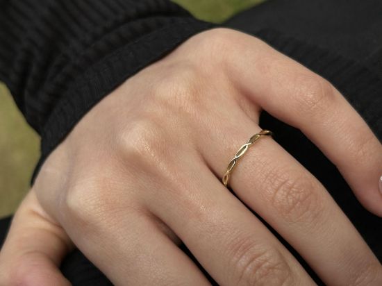 "14 Ayar Altın Minimal Tasarımlı Yüzük, 1,00 gram olup Altın Minimal Yüzük modellerinden biridir. Ağırlığı ve zarif tasarımıyla stilinizi tamamlar