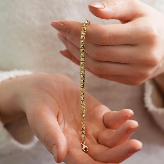 "Şık ve Modern 14 Ayar Fantezi Altın Bileklik, 8,19 gram, Goldium ustalığı ve Ebru Sever Türk'ün Favorileri modeli ile uzun ömürlü kullanım sağlar