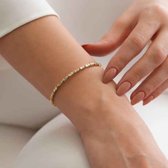 "14 Ayar Kare Fantezi Bileklik, 9,28 gram, Goldium ustalığı ve Ebru Sever Türk'ün Favorileri modeli ile uzun ömürlü kullanım sağlar