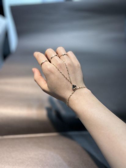 "14 Ayar Kalp Detaylı Altın Şahmeran, 2,37 gram tasarımıyla Ebru Sever Türk'ün Favorileri kategorisinde, Goldium imzasıyla modern bir görünüm sunar