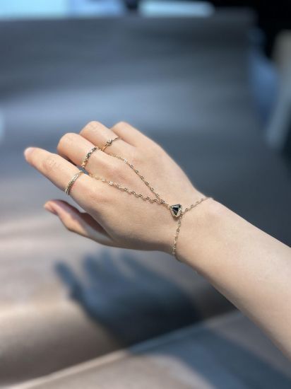 "14 Ayar Kalp Detaylı Altın Şahmeran, 2,37 gram tasarımıyla Ebru Sever Türk'ün Favorileri kategorisinde, Goldium imzasıyla modern bir görünüm sunar
