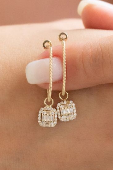Altın Baget Taşlı Küpe, 2,39 gram ve özenli işçilikle Altın Baget Küpe’in günlük ve özel kullanıma uygun bir Goldium modelidir.