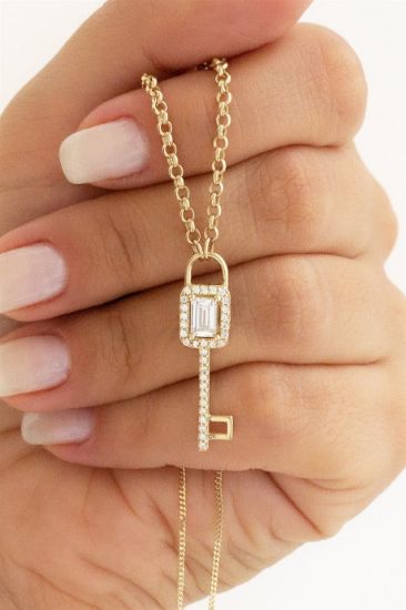 "Altın Baget Taşlı Anahtar Kolye, 4,34 gram, Goldium ustalığı ve Altın Baget Taşlı Kolye modeli ile uzun ömürlü kullanım sağlar