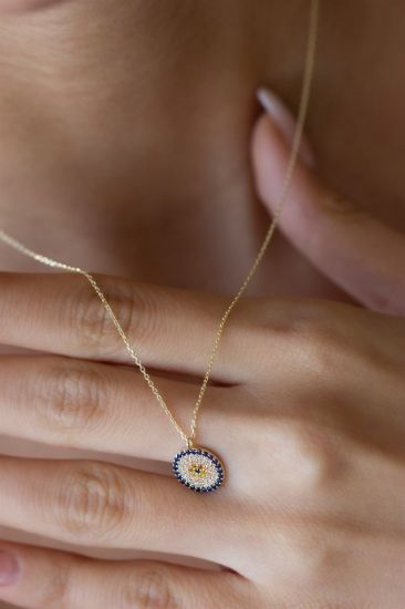 "Modern Tasarım Nazar Altın Kolye, 1,74 gram olup Altın Nazar Boncuklu Kolye modellerinden biridir. Ağırlığı ve zarif tasarımıyla stilinizi tamamlar