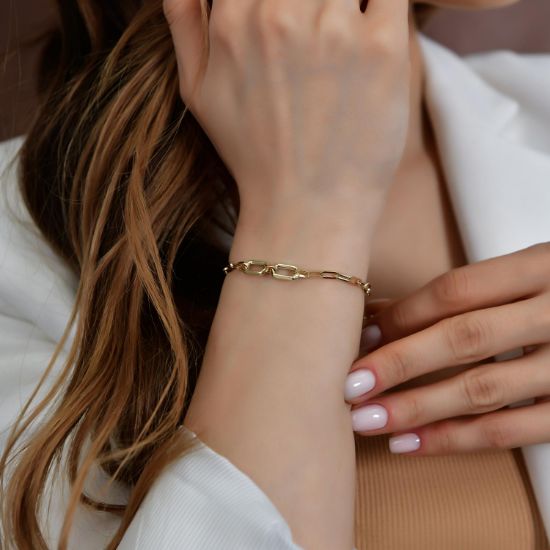 "14 Ayar Altın Zincir Model Bileklik, 3,14 gram olup Altın Bileklik modellerinden biridir. Ağırlığı ve zarif tasarımıyla stilinizi tamamlar