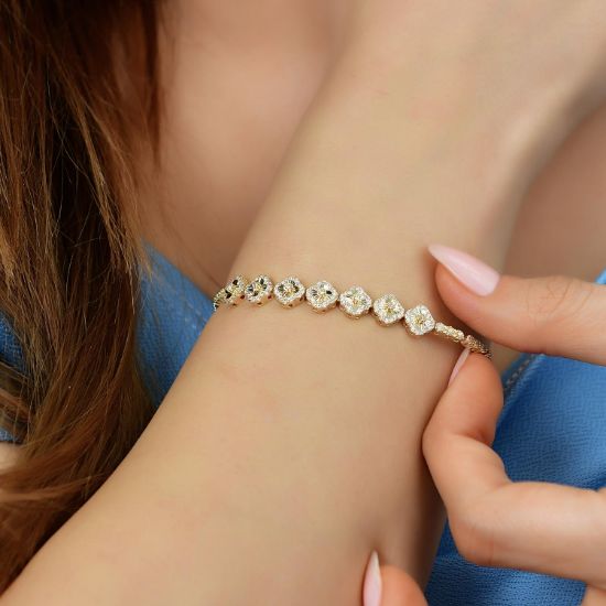 "14 Ayar Altın Taşlı Yonca Bileklik, 7,29 gram tasarımıyla Altın Bileklik kategorisinde, Goldium imzasıyla modern bir görünüm sunar