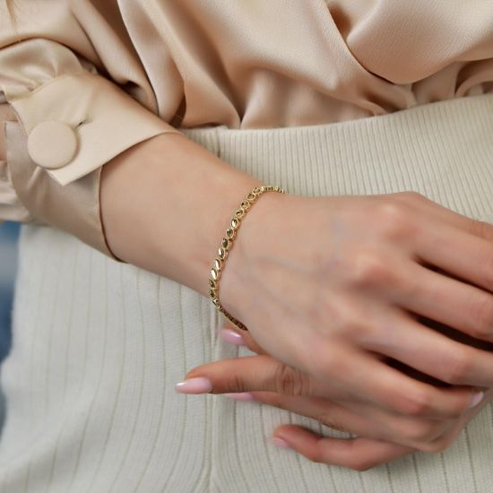 "14 Ayar Altın Kalem İşçilikli Yaprak Desen  Bileklik, 7,62 gram, Goldium ustalığı ve Altın Bileklik modeli ile uzun ömürlü kullanım sağlar