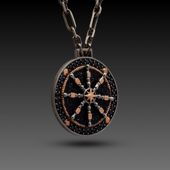 "Erkek Altın Compass  Kolye, 0,84 gram tasarımıyla Altın Erkek Kolye kategorisinde, Goldium imzasıyla modern bir görünüm sunar