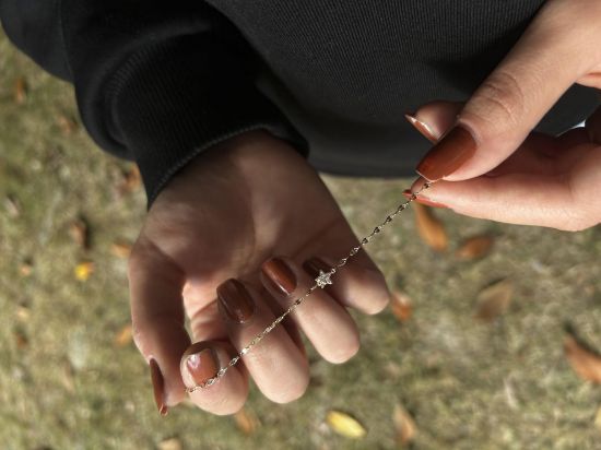 "Kelebek Zincir Yıldızlı Taşlı Bileklik, 0,69 gram olup Altın Yıldız Bileklik modellerinden biridir. Ağırlığı ve zarif tasarımıyla stilinizi tamamlar