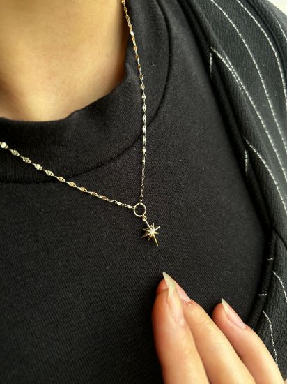 "Kelebek Zincir Kutup Yıldızı Kolye, 1,54 gram olup Altın Yıldız Kolye modellerinden biridir. Ağırlığı ve zarif tasarımıyla stilinizi tamamlar