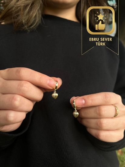 14 Ayar Altın Çizgili Kalp Tasarım Küpe, 1,97 gram ve özenli işçilikle Altın Küpe’in günlük ve özel kullanıma uygun bir Goldium modelidir.