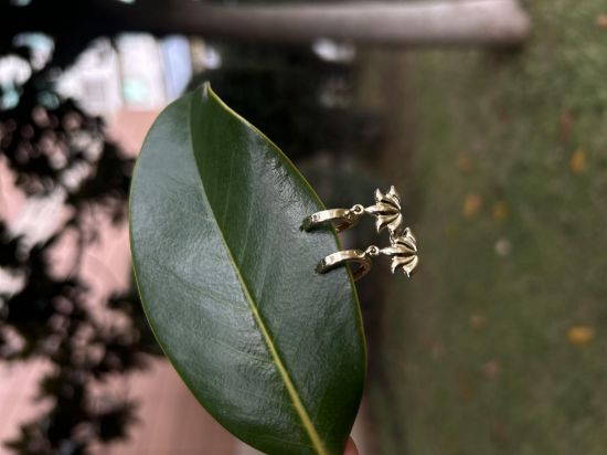 "Altın Lotus Küpe, 2,02 gram olup Altın Küpe modellerinden biridir. Ağırlığı ve zarif tasarımıyla stilinizi tamamlar