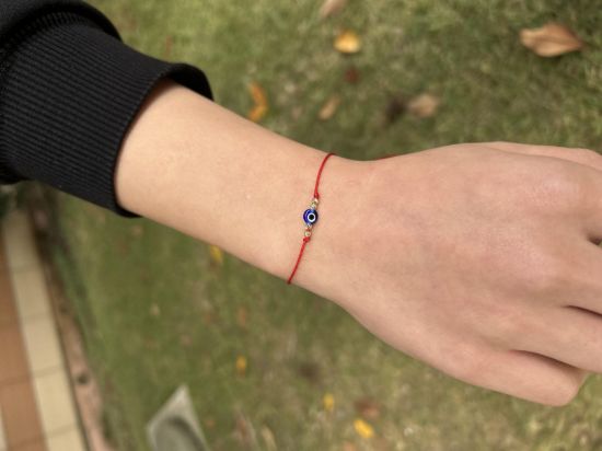 "Altın Küçük Toplu Kırmızı Ipli Bileklik, 0,14 gram, Goldium ustalığı ve Altın Bileklik modeli ile uzun ömürlü kullanım sağlar