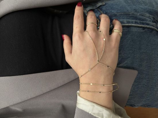 "Altın Aynalı Zincirli Şahmeran, 4,38 gram olup Altın Şahmeran modellerinden biridir. Ağırlığı ve zarif tasarımıyla stilinizi tamamlar