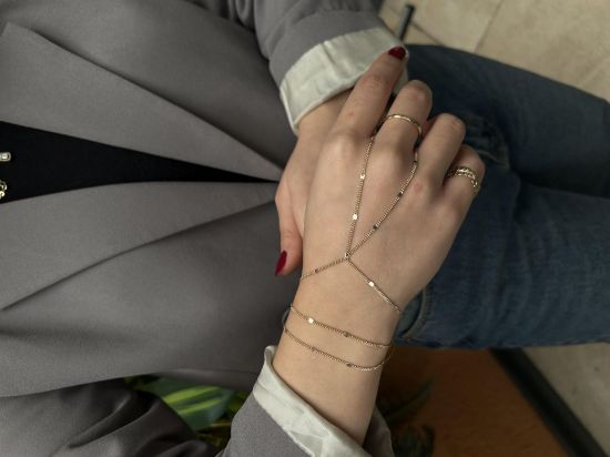 "Altın Aynalı Zincirli Şahmeran, 4,38 gram olup Altın Şahmeran modellerinden biridir. Ağırlığı ve zarif tasarımıyla stilinizi tamamlar