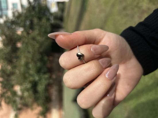 "14 Ayar Altın Taşlı Bombeli Kalp Yüzük, 1,00 gram olup Ebru Sever Türk'ün Favorileri modellerinden biridir. Ağırlığı ve zarif tasarımıyla stilinizi tamamlar