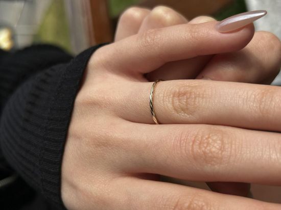 14 Ayar Altın Minimal Burgu Yüzük, 0,76 gram ve özenli işçilikle Ebru Sever Türk'ün Favorileri’in günlük ve özel kullanıma uygun bir Goldium modelidir.