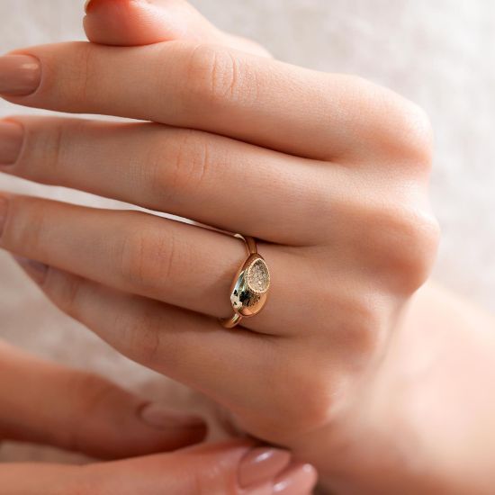 "14 Ayar Damla Taş Detaylı Altın Yüzük, 3,24 gram, Goldium ustalığı ve Altın Fantezi Yüzük modeli ile uzun ömürlü kullanım sağlar