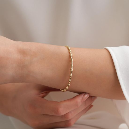 "14 Ayar Fantezi Altın Bileklik, 7,3 gram tasarımıyla Ebru Sever Türk'ün Favorileri kategorisinde, Goldium imzasıyla modern bir görünüm sunar