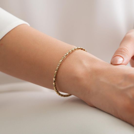"14 Ayar Altın Dorika Bileklik, 7,34 gram, Goldium ustalığı ve Ebru Sever Türk'ün Favorileri modeli ile uzun ömürlü kullanım sağlar