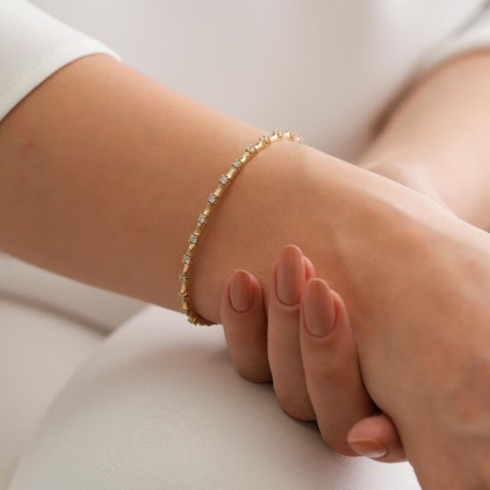 "14 Ayar Fantezi Altın Bileklik, 8,06 gram, Goldium ustalığı ve Ebru Sever Türk'ün Favorileri modeli ile uzun ömürlü kullanım sağlar