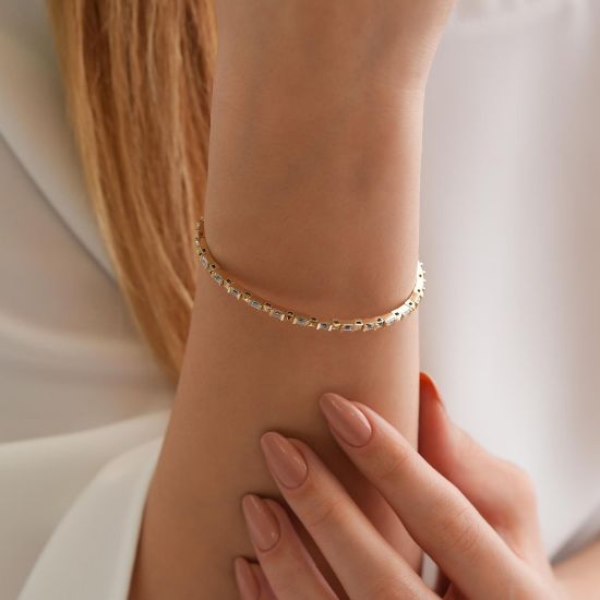 "14 Ayar Kare Fantezi Bileklik, 9,28 gram, Goldium ustalığı ve Ebru Sever Türk'ün Favorileri modeli ile uzun ömürlü kullanım sağlar