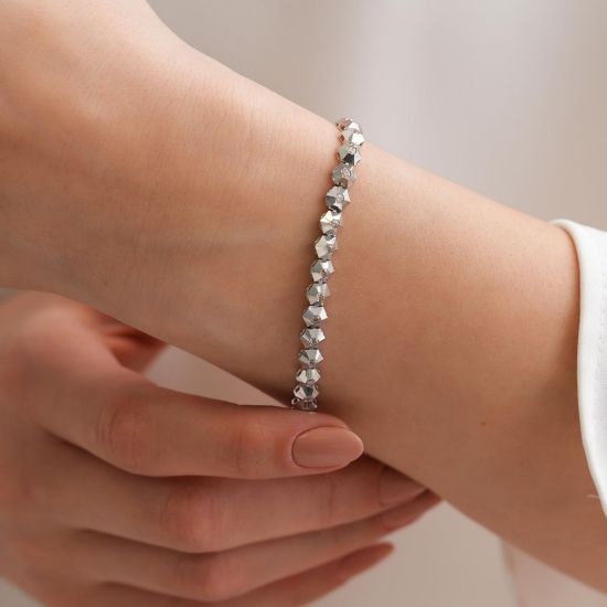 "14 Ayar Kare Taşlı Altın Bileklik, 9,38 gram, Goldium ustalığı ve Ebru Sever Türk'ün Favorileri modeli ile uzun ömürlü kullanım sağlar