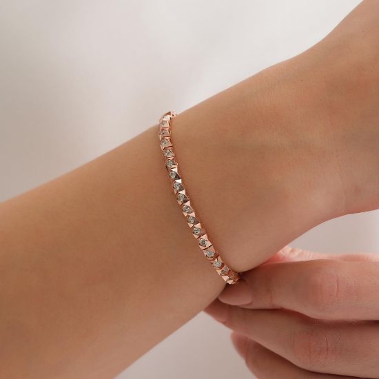 "14 Ayar Kare Detaylı Tasarım Bileklik, 10,58 gram, Goldium ustalığı ve Ebru Sever Türk'ün Favorileri modeli ile uzun ömürlü kullanım sağlar